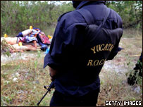 policial observa corpos em Yucatán