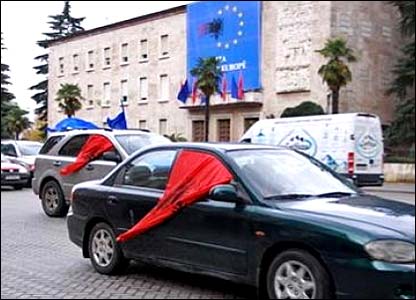 Heqja e vizave me BE-në është përshëndetur nga i gjithë spektri politik shqiptar, përfshirë presidentin Bamir Topi, kryeministrin Sali Berisha dhe kreun e opozitës Edi Rama.