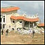 Casa parcialmente destruída