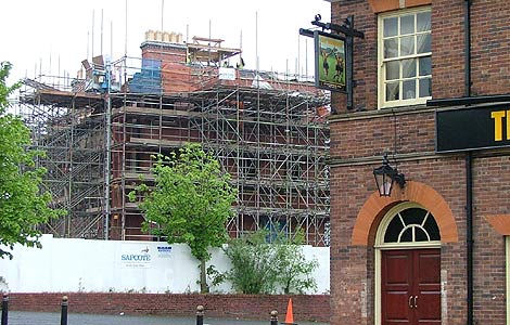 Molineux Hotel's clock tower being replaced